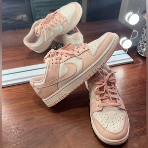 Women’s size 8.5 nike dunks lows